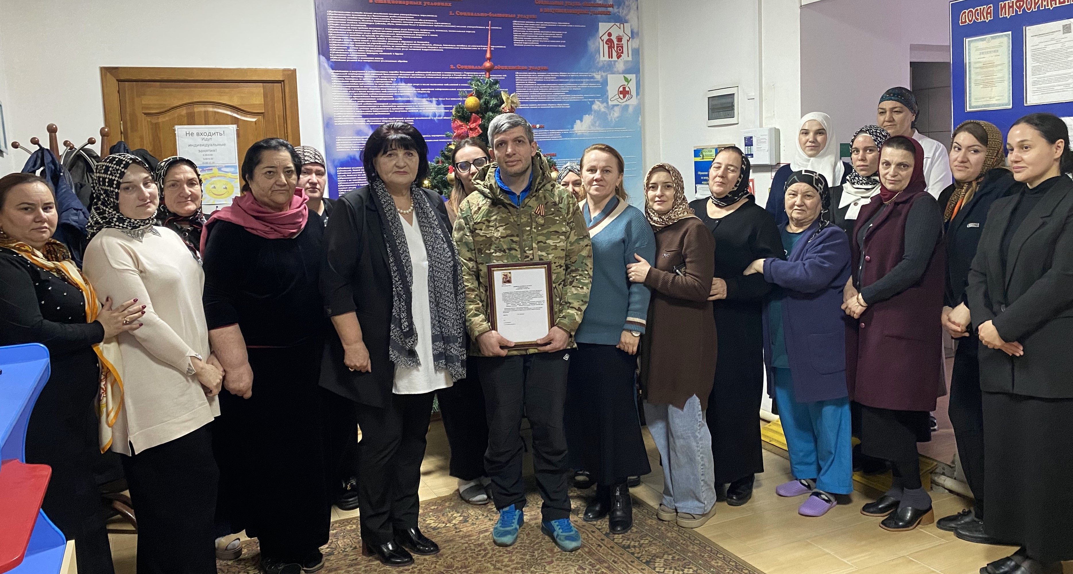 В Социально-реабилитационном центре г.Кизилюрта «хирургу от Бога» Ильясу Омарову вручена медаль «Защитник Отечества»